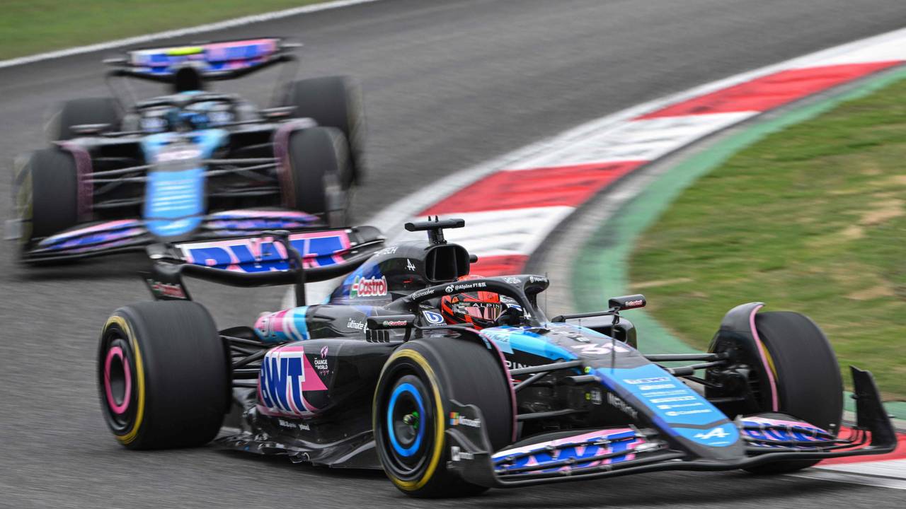 Esteban Ocon fährt in seinem Alpine über die Strecke in China.