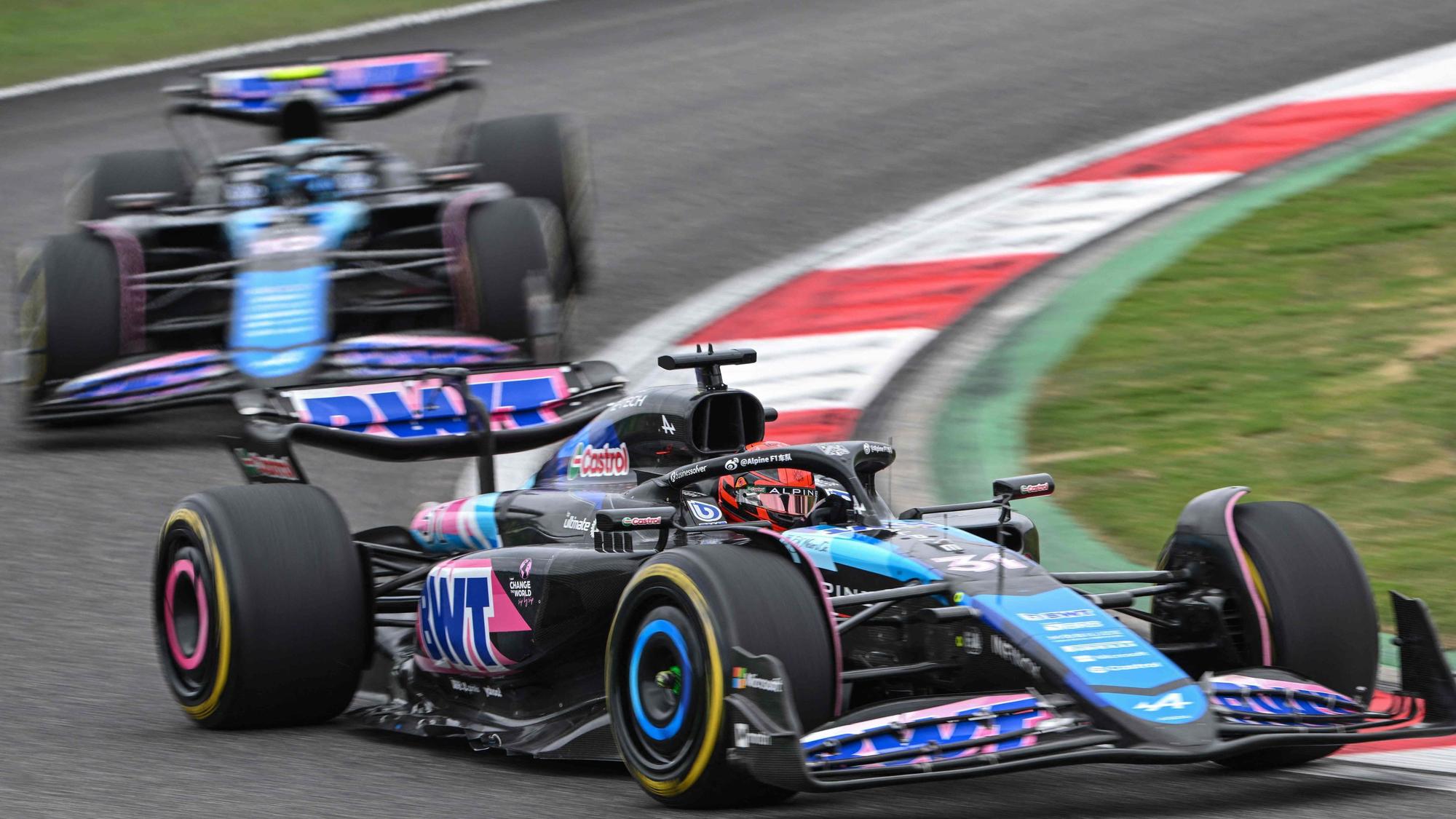 Esteban Ocon fährt in seinem Alpine über die Strecke in China.