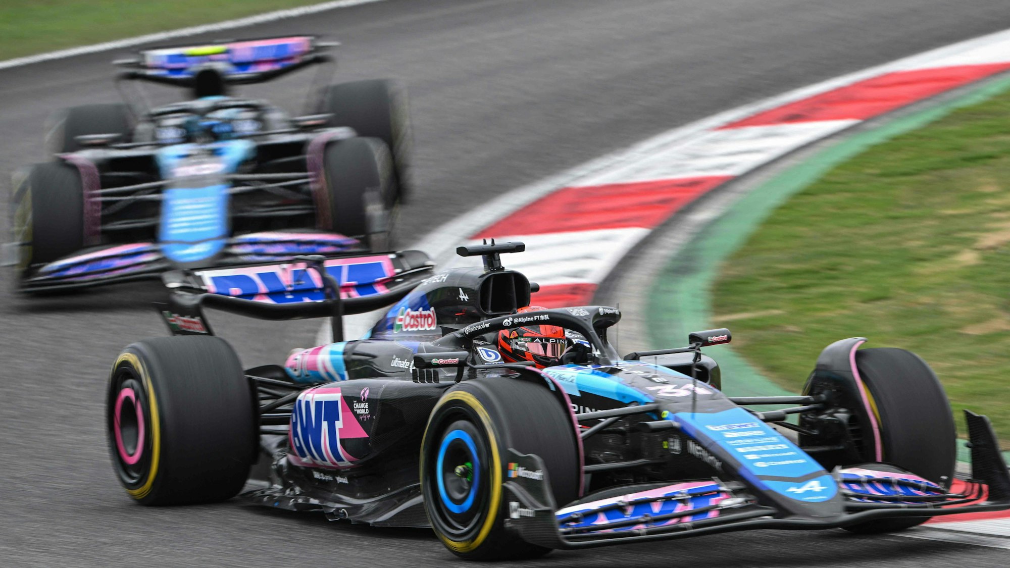 Esteban Ocon fährt in seinem Alpine über die Strecke in China.