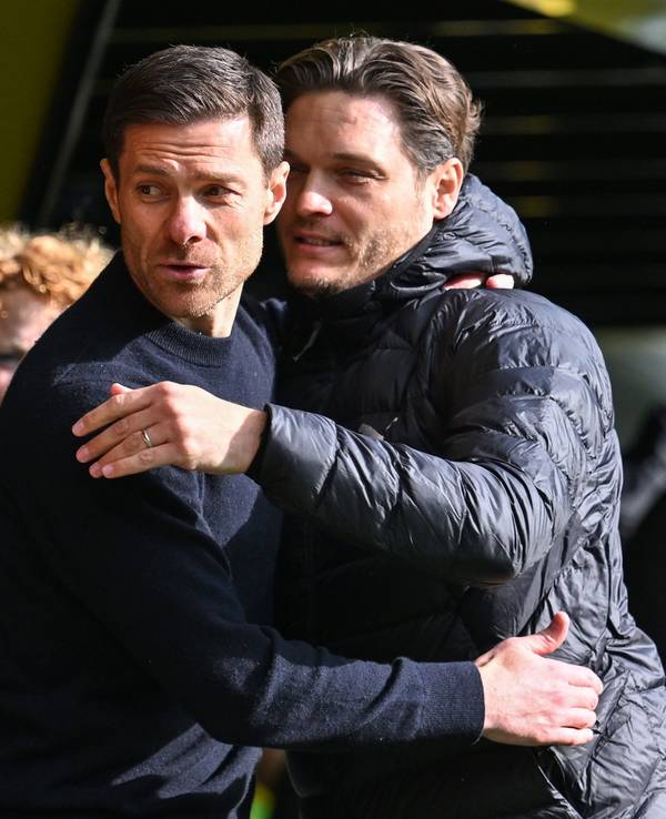 Leverkusens Trainer Xabi Alonso und Dortmunds Cheftrainer Edin Terzic begrüßen einander vor dem Spiel.