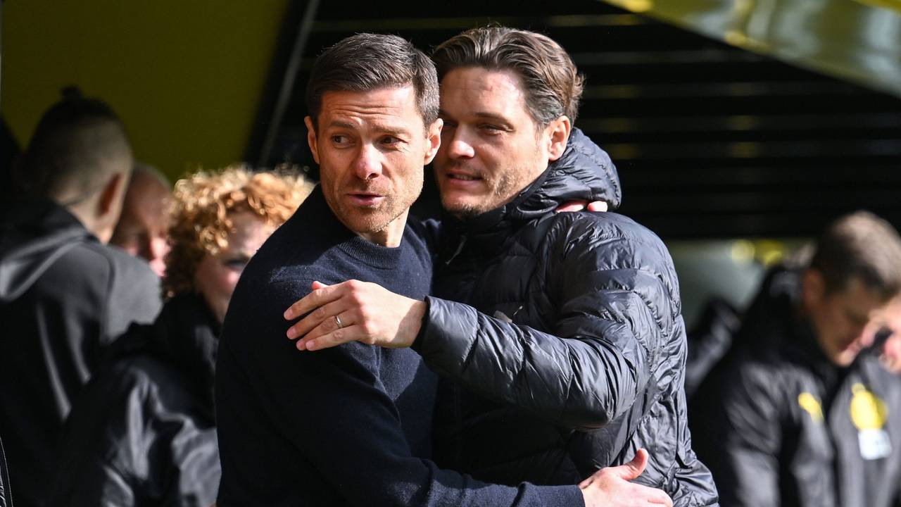 Leverkusens Trainer Xabi Alonso und Dortmunds Cheftrainer Edin Terzic begrüßen einander vor dem Spiel.