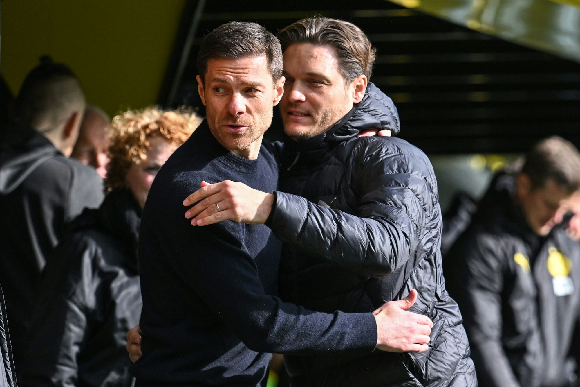 Leverkusens Trainer Xabi Alonso und Dortmunds Cheftrainer Edin Terzic begrüßen einander vor dem Spiel.