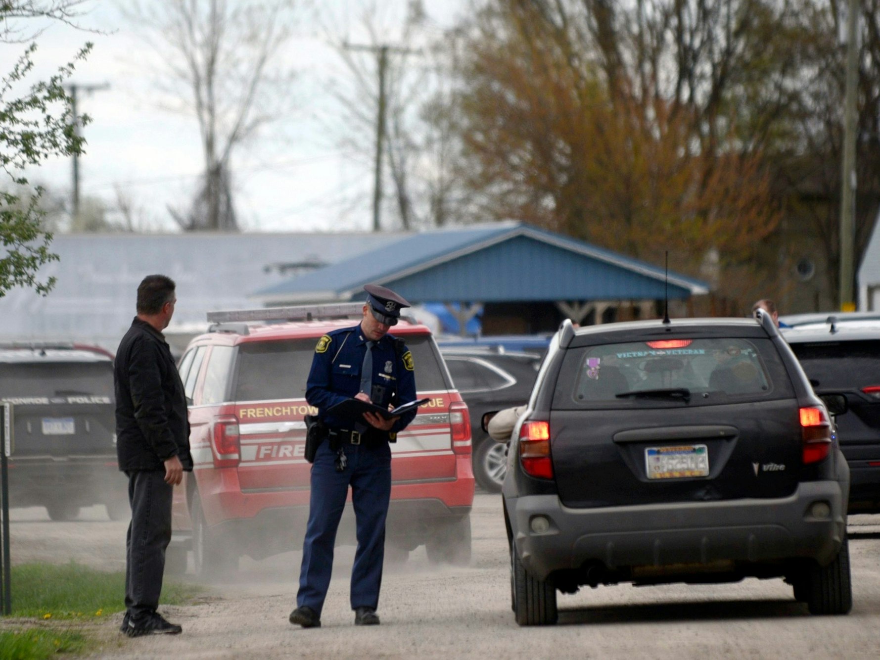 Ein Beamter der Strafverfolgungsbehörden überwacht das Gelände des Swan Creek Boat Club, nachdem eine Autofahrerin am Samstag (20. April 2024) mit ihrem Fahrzeug in ein Gebäude gefahren ist, in dem eine Kindergeburtstagsfeier stattfand.