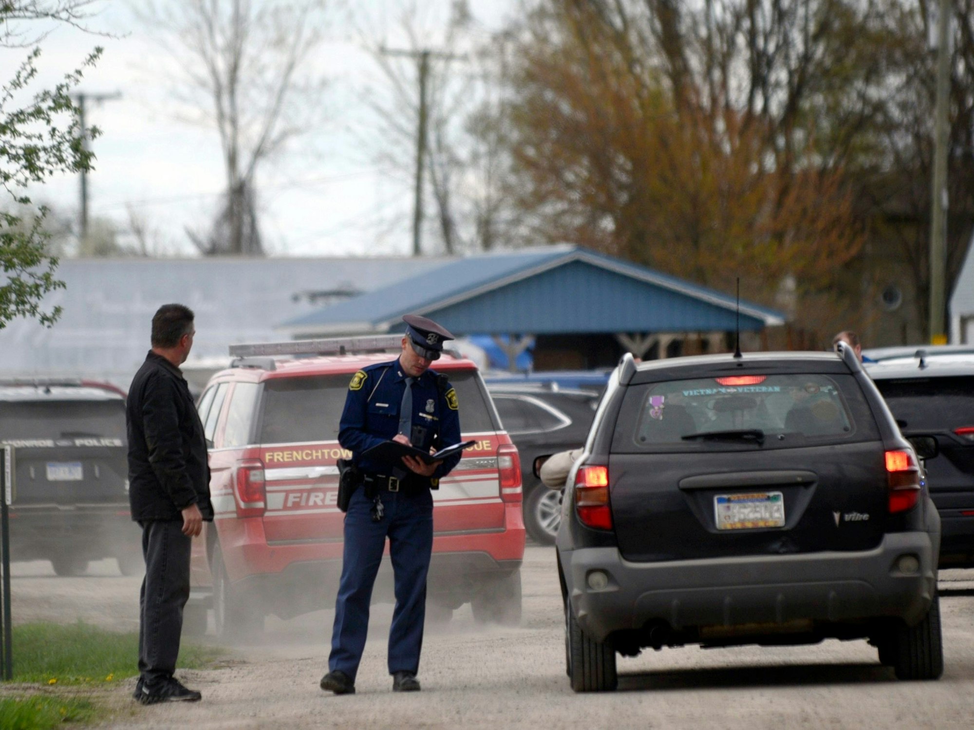 Ein Beamter der Strafverfolgungsbehörden überwacht das Gelände des Swan Creek Boat Club, nachdem eine Autofahrerin am Samstag (20. April 2024) mit ihrem Fahrzeug in ein Gebäude gefahren ist, in dem eine Kindergeburtstagsfeier stattfand.