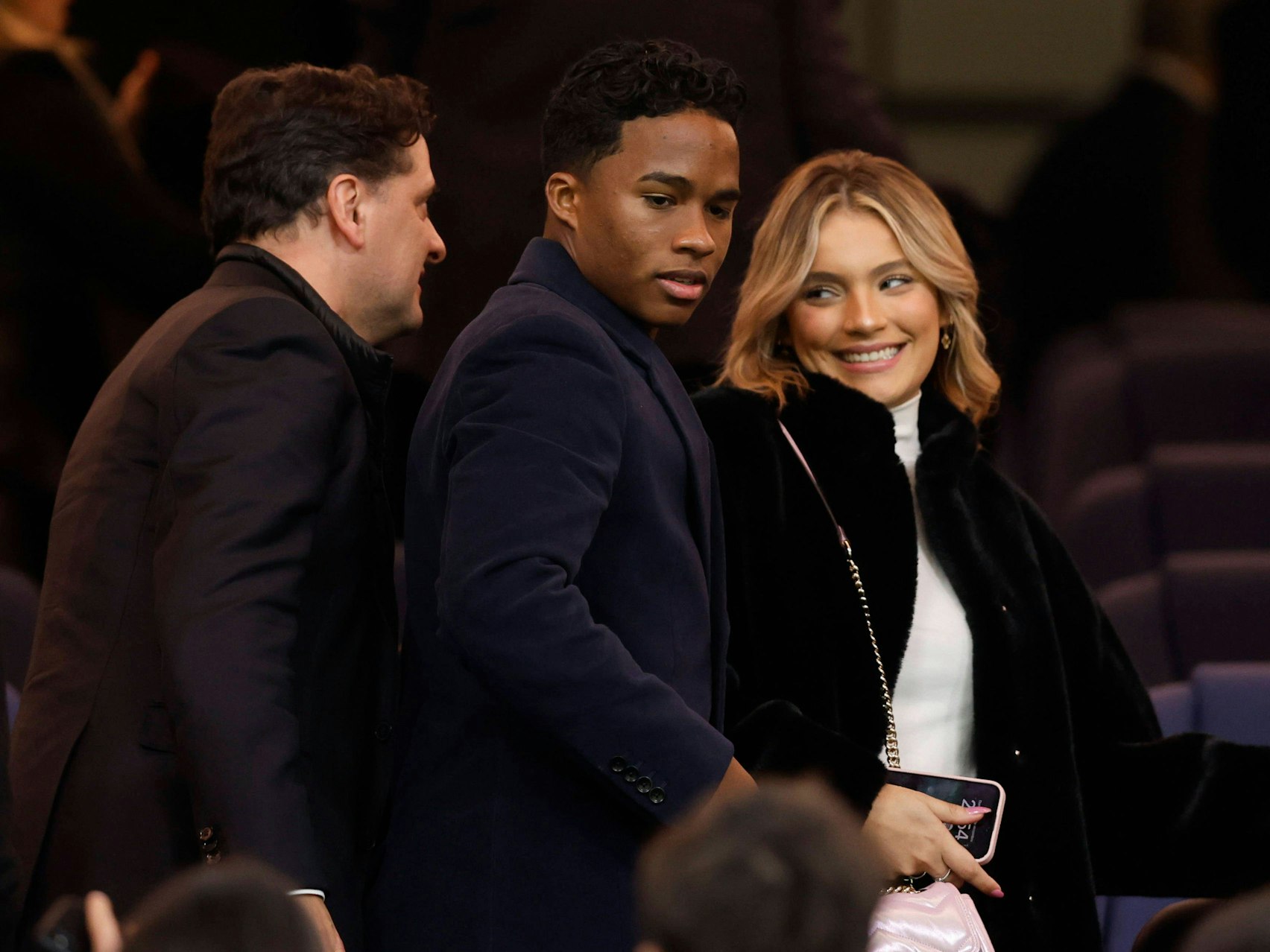 Real-Juwel Endrick (M.) und seine Model-Freundin Gabriely Miranda (r.) auf der Tribüne im Santiago Bernabéu.