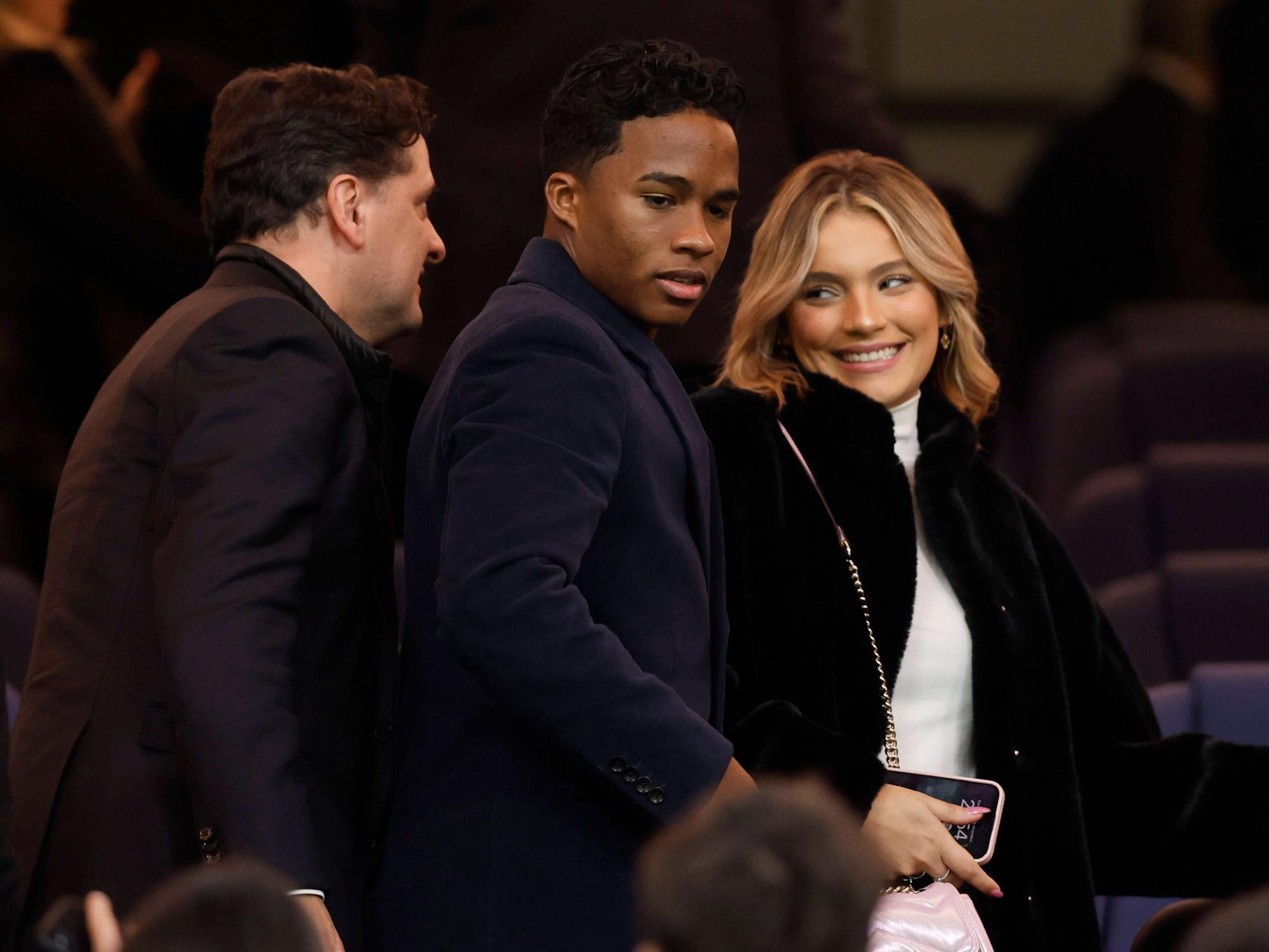 Real-Juwel Endrick (M.) und seine Model-Freundin Gabriely Miranda (r.) auf der Tribüne im Santiago Bernabéu.