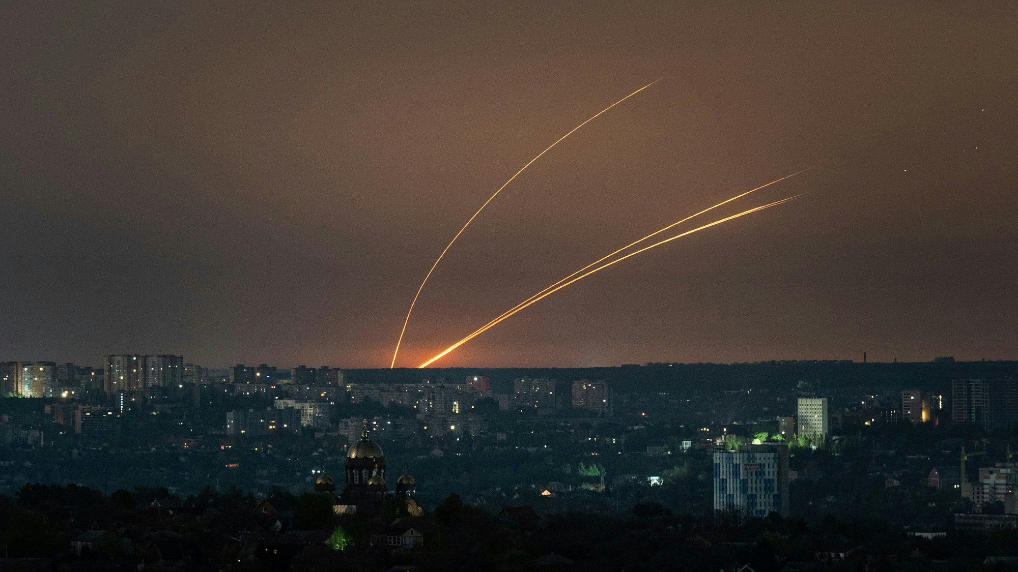 Russische Raketen werden von der Region Belgorod aus auf die Ukraine abgefeuert. Im Vordergrund ist Charkiw zu sehen.