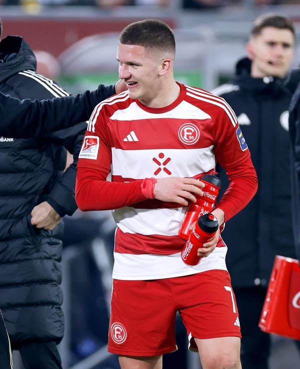 Daniel Thioune klopft Christos Tzolis auf die Schulter.