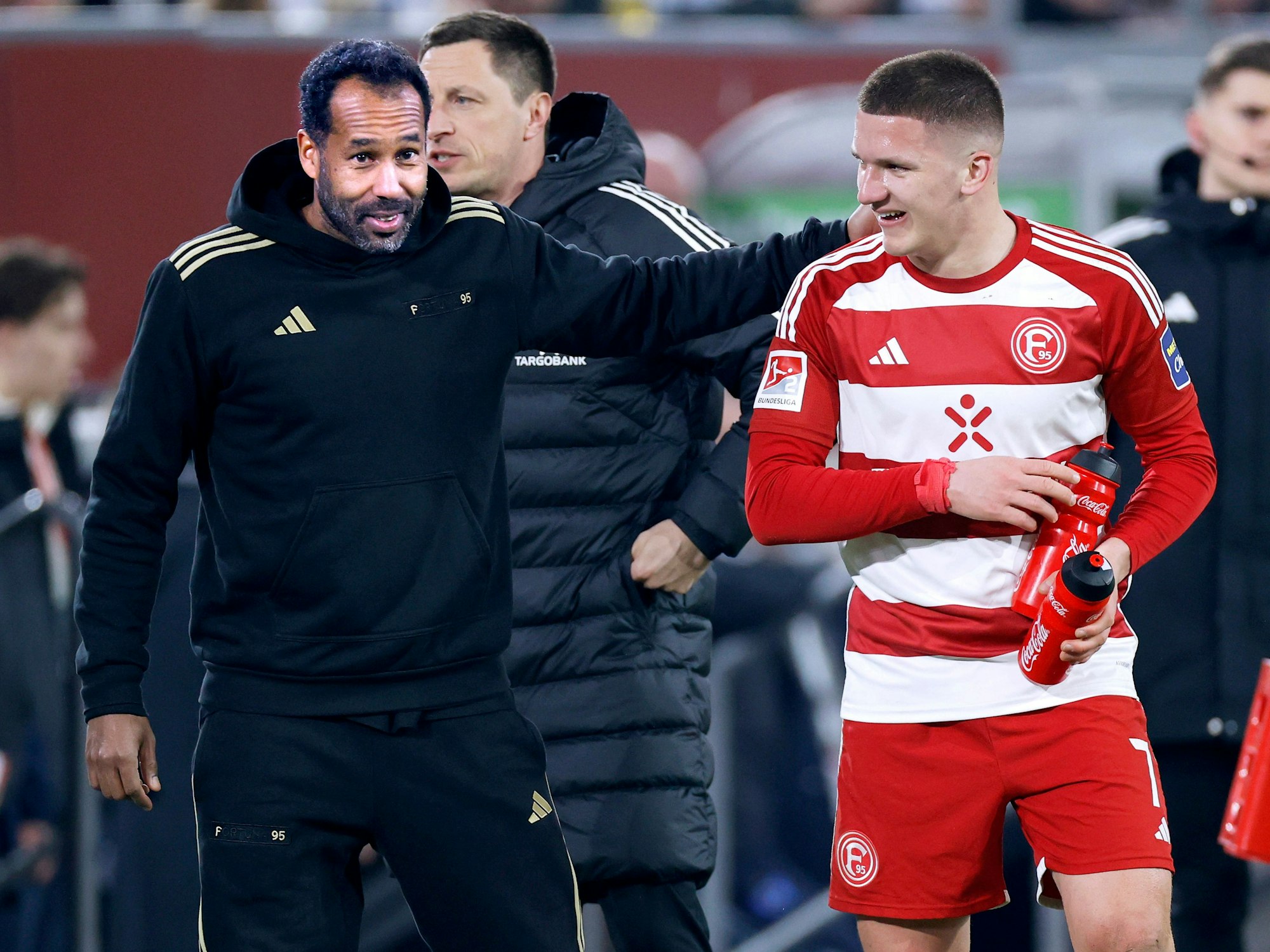 Daniel Thioune klopft Christos Tzolis auf die Schulter.