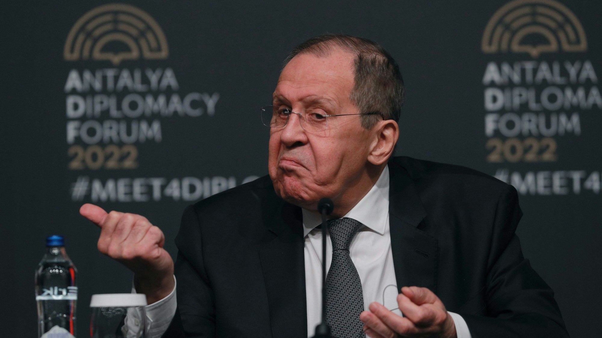 Der russische Außenminister Sergej Lawrow im März 2022 bei einem trilateralen Treffen mit dem ukrainischen Außenminister und dem türkischen Außenminister.