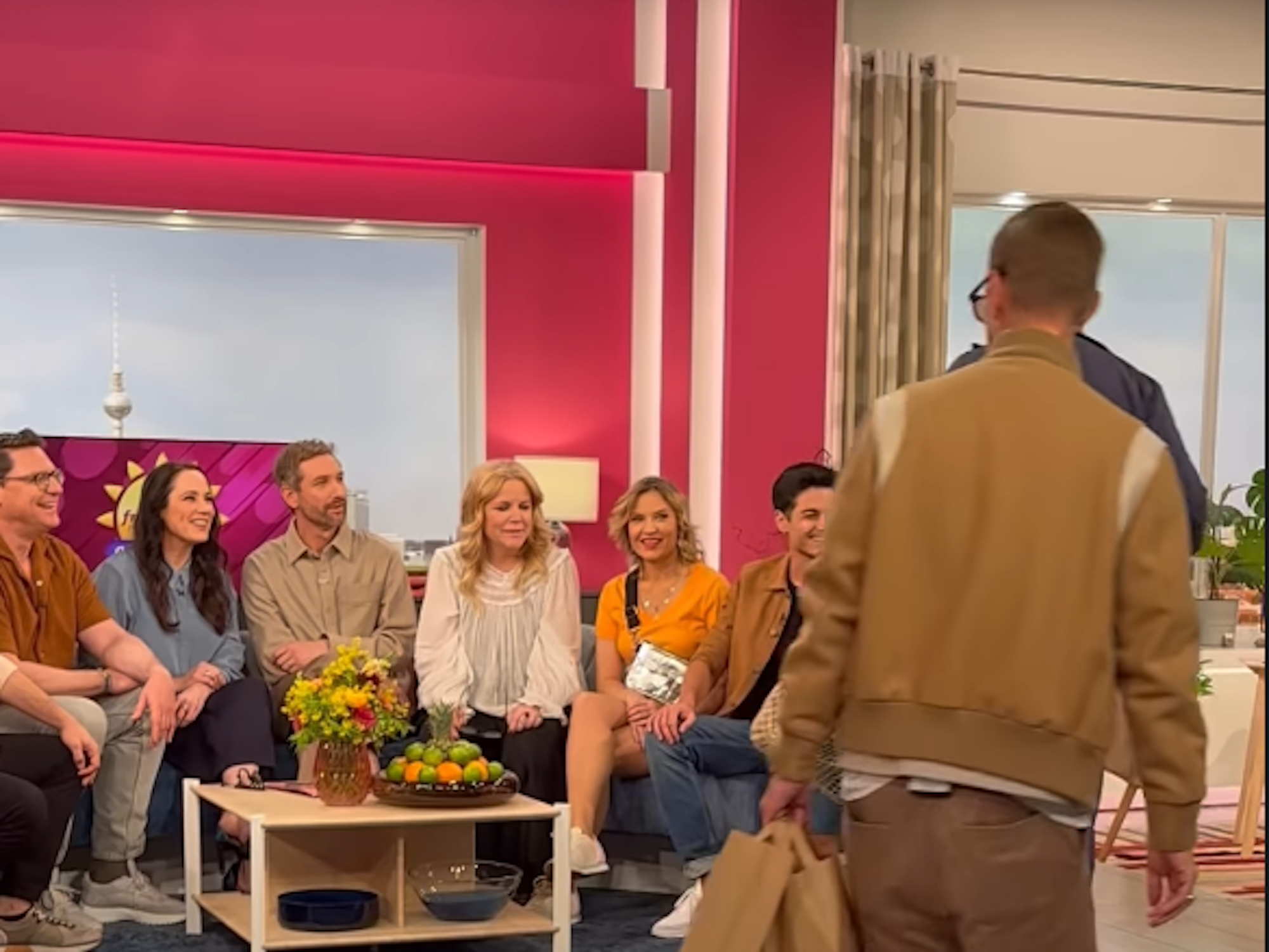 Für die 24 Stunden-Programmübernahme am 21. April haben sich Joko und Klaas einiges vorgenommen, unter anderem haben sie das Sat.1-Frühstücksfernsehen gekapert, wie ein Video auf dem offiziellen Instagramkanal des Senders zeigt.