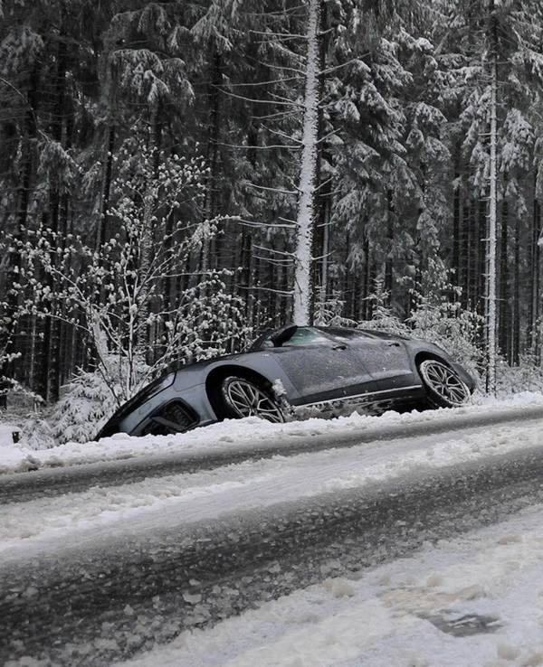 Neuschnee in Teilen Deutschlands: Ein Auto steht in Geyer (Sachsen) nach einem Unfall neben der schneebedeckten Fahrbahn im Graben. Auch in NRW gab es Neuschnee.