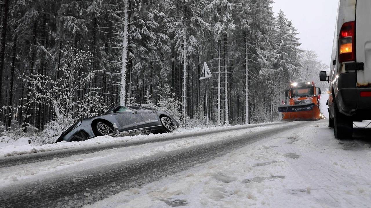Neuschnee in Teilen Deutschlands: Ein Auto steht in Geyer (Sachsen) nach einem Unfall neben der schneebedeckten Fahrbahn im Graben. Auch in NRW gab es Neuschnee.