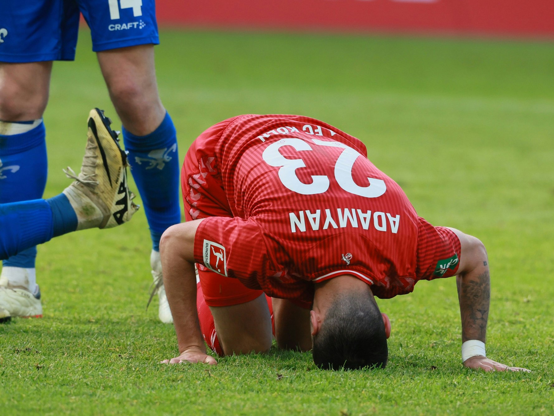 1. FC Köln gegen SV Darmstadt 98: Kölns Sargis Adamyan drückt den Kopf auf den Rasen.