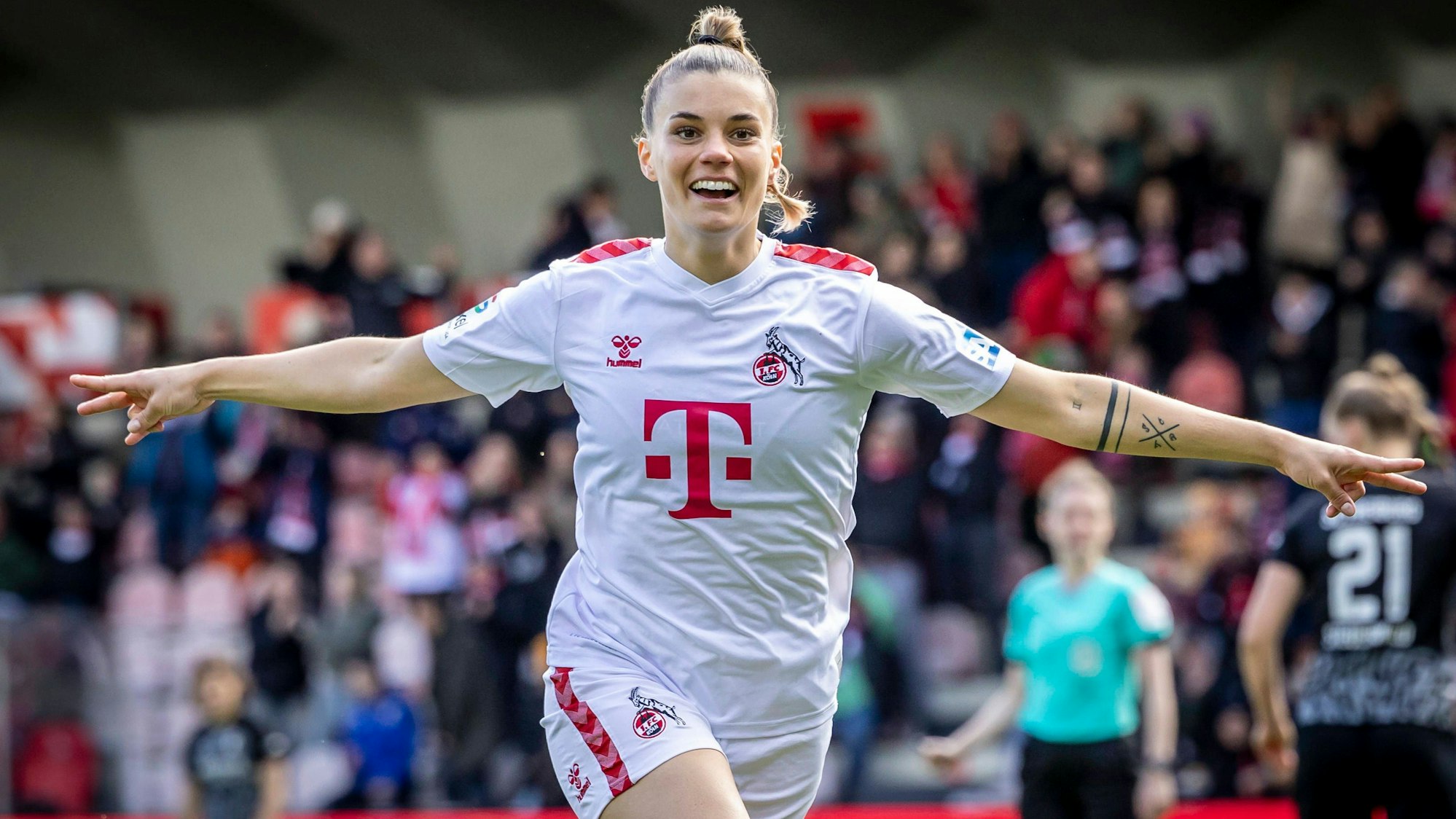 Selina Cerci jubelt über ihr Tor zum 1:0 gegen Freiburg.