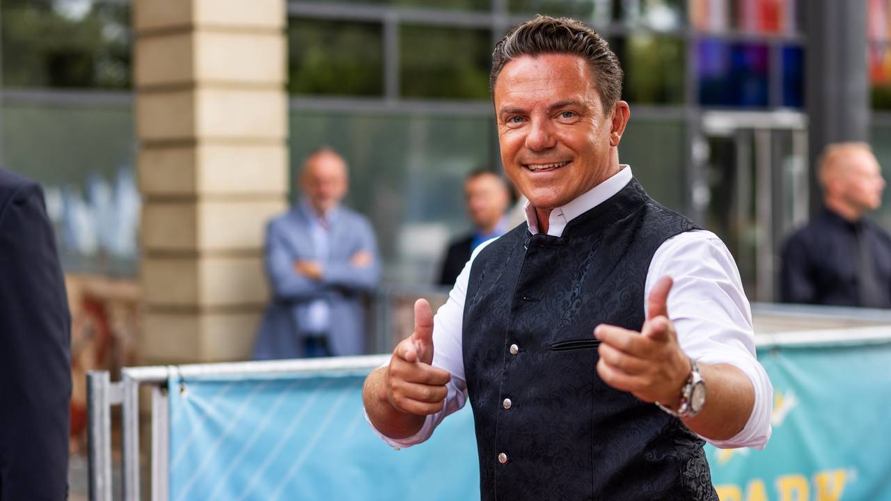 Stefan Mross posiert für die Kameras.