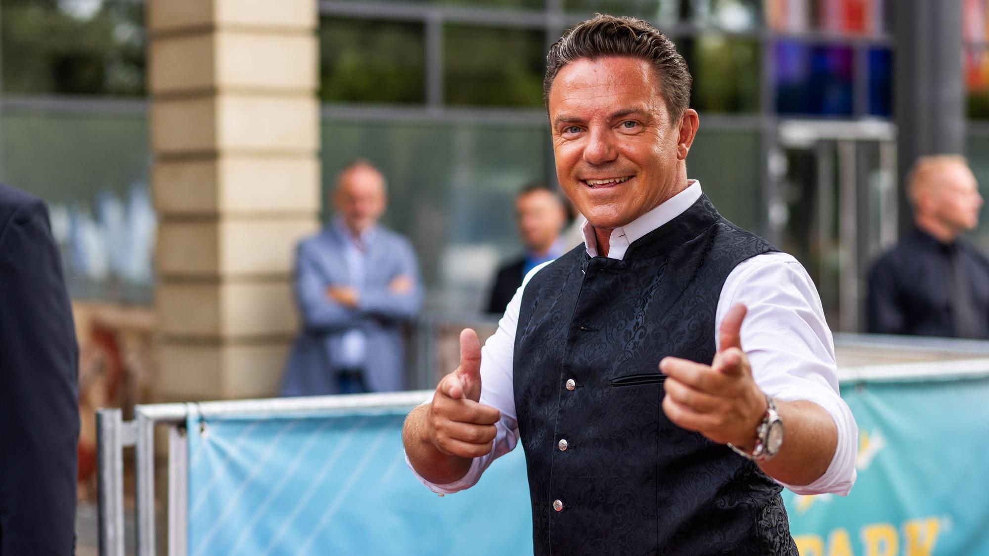 Stefan Mross posiert für die Kameras.