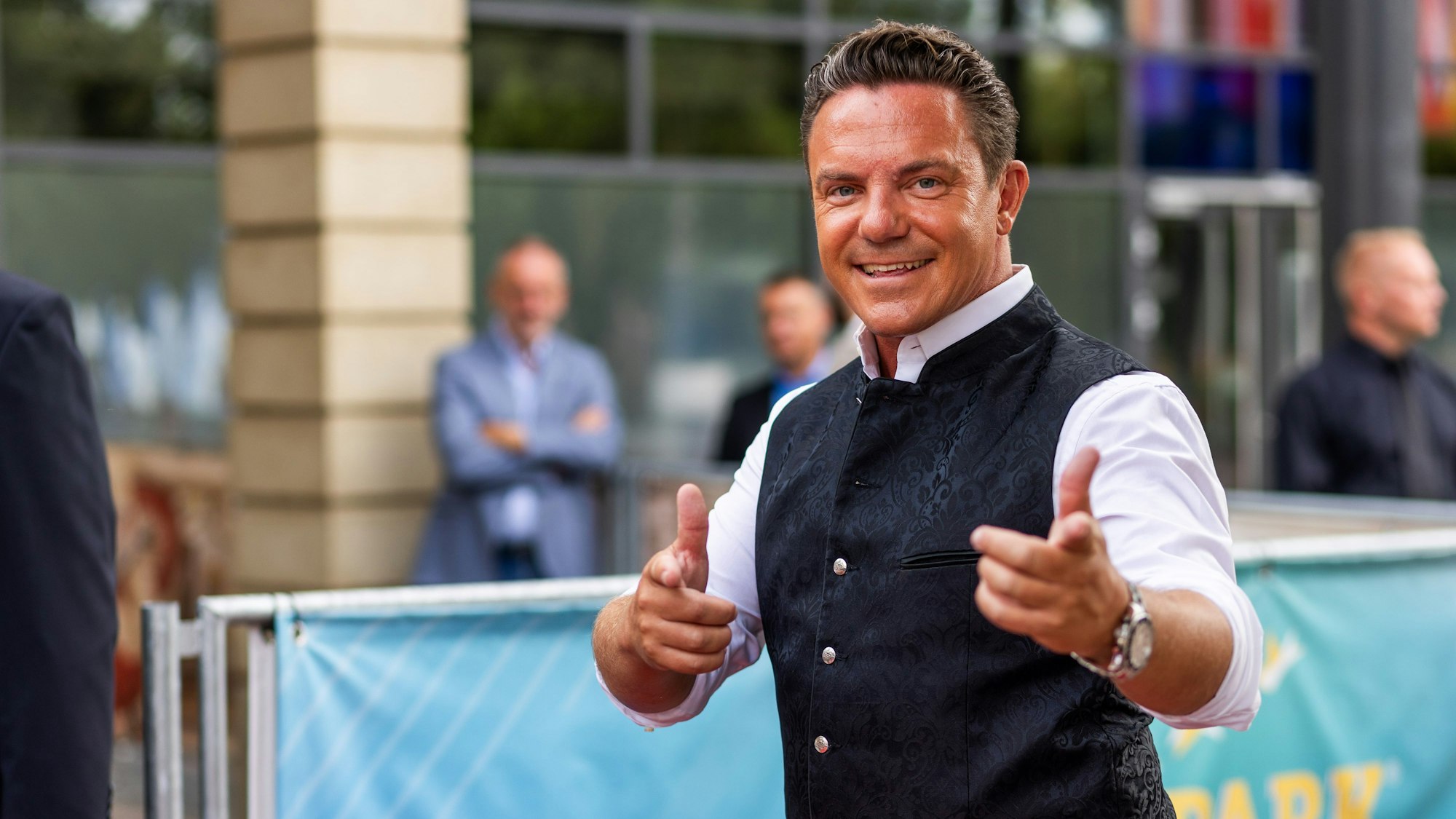 Stefan Mross posiert für die Kameras.