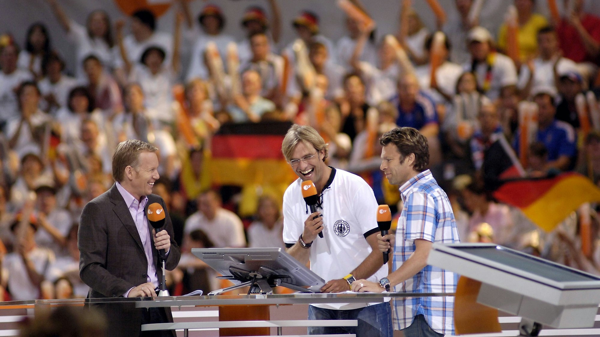 Moderator Johannes B. Kerner (li.) im Gespräch mit den ZDF-Experten Urs Meier und Jürgen Klopp.