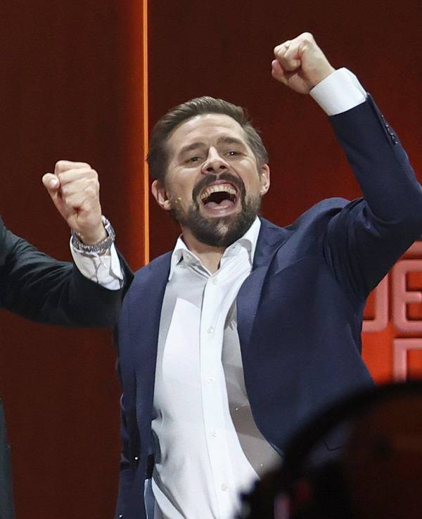 ARCHIV - 06.11.2021, Bayern, Nürnberg: Joko Winterscheidt (l) und Klaas Heufer-Umlauf jubeln in der Jubiläumsshow "Wetten, dass..?".