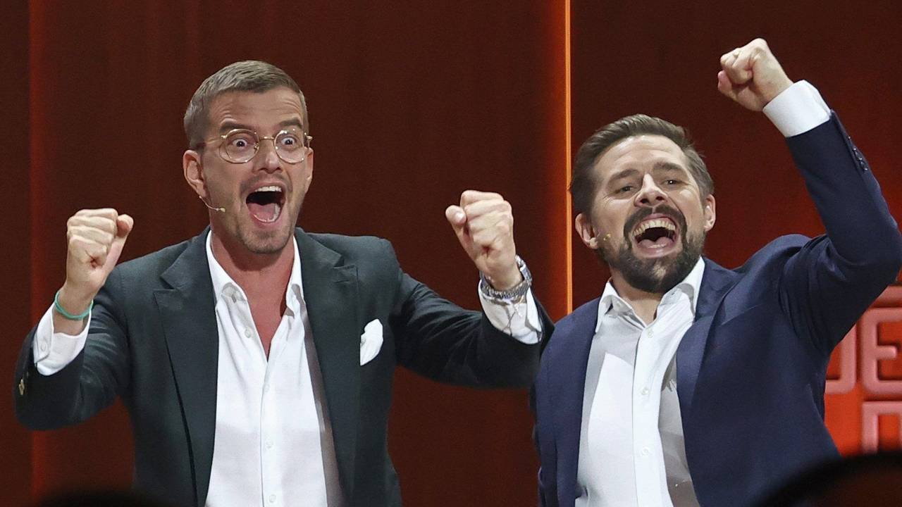 ARCHIV - 06.11.2021, Bayern, Nürnberg: Joko Winterscheidt (l) und Klaas Heufer-Umlauf jubeln in der Jubiläumsshow "Wetten, dass..?".