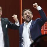 ARCHIV - 06.11.2021, Bayern, Nürnberg: Joko Winterscheidt (l) und Klaas Heufer-Umlauf jubeln in der Jubiläumsshow "Wetten, dass..?".