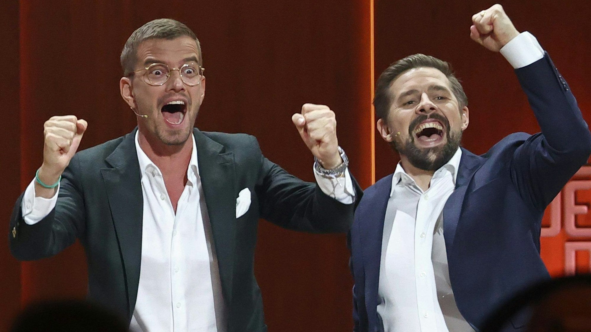 Joko und Klaas jubeln in die Kamera.