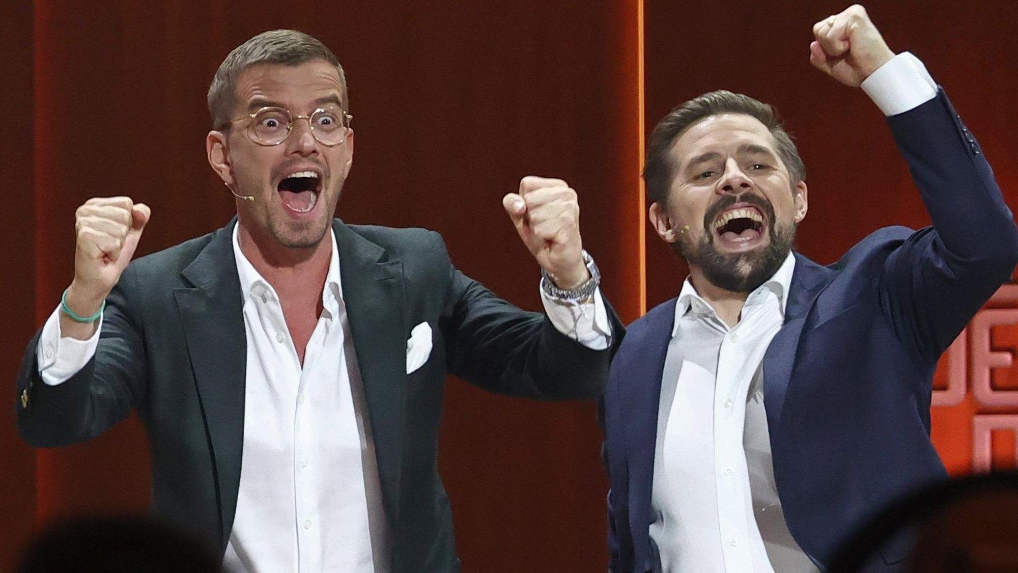 ARCHIV - 06.11.2021, Bayern, Nürnberg: Joko Winterscheidt (l) und Klaas Heufer-Umlauf jubeln in der Jubiläumsshow "Wetten, dass..?".