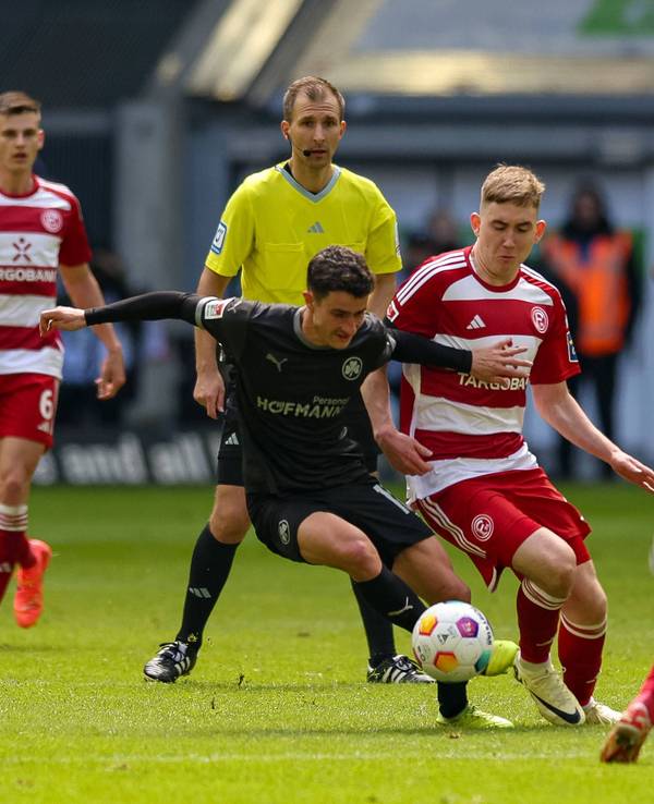 Marco Meyerhöfer von der SpVgg Greuther Fürth und Isak Bergmann Johannesson von Fortuna Düsseldorf im Kampf um den Ball.