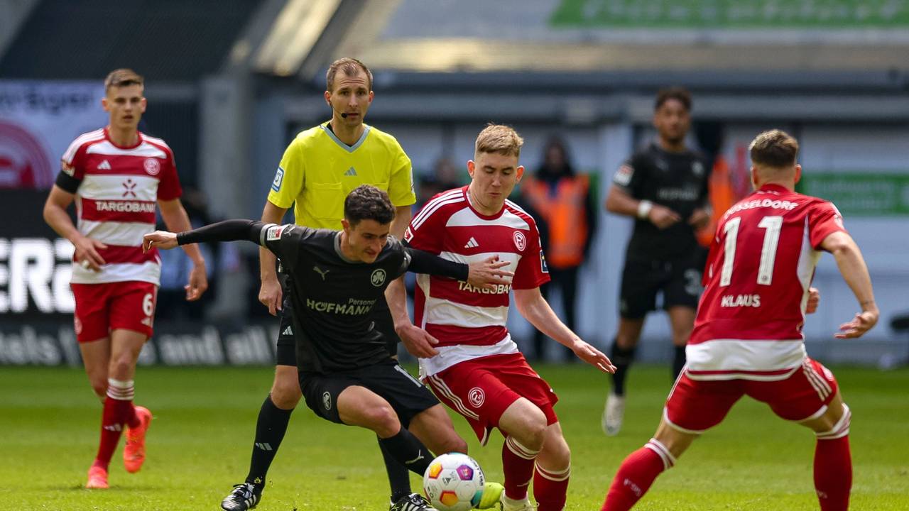 Marco Meyerhöfer von der SpVgg Greuther Fürth und Isak Bergmann Johannesson von Fortuna Düsseldorf im Kampf um den Ball.
