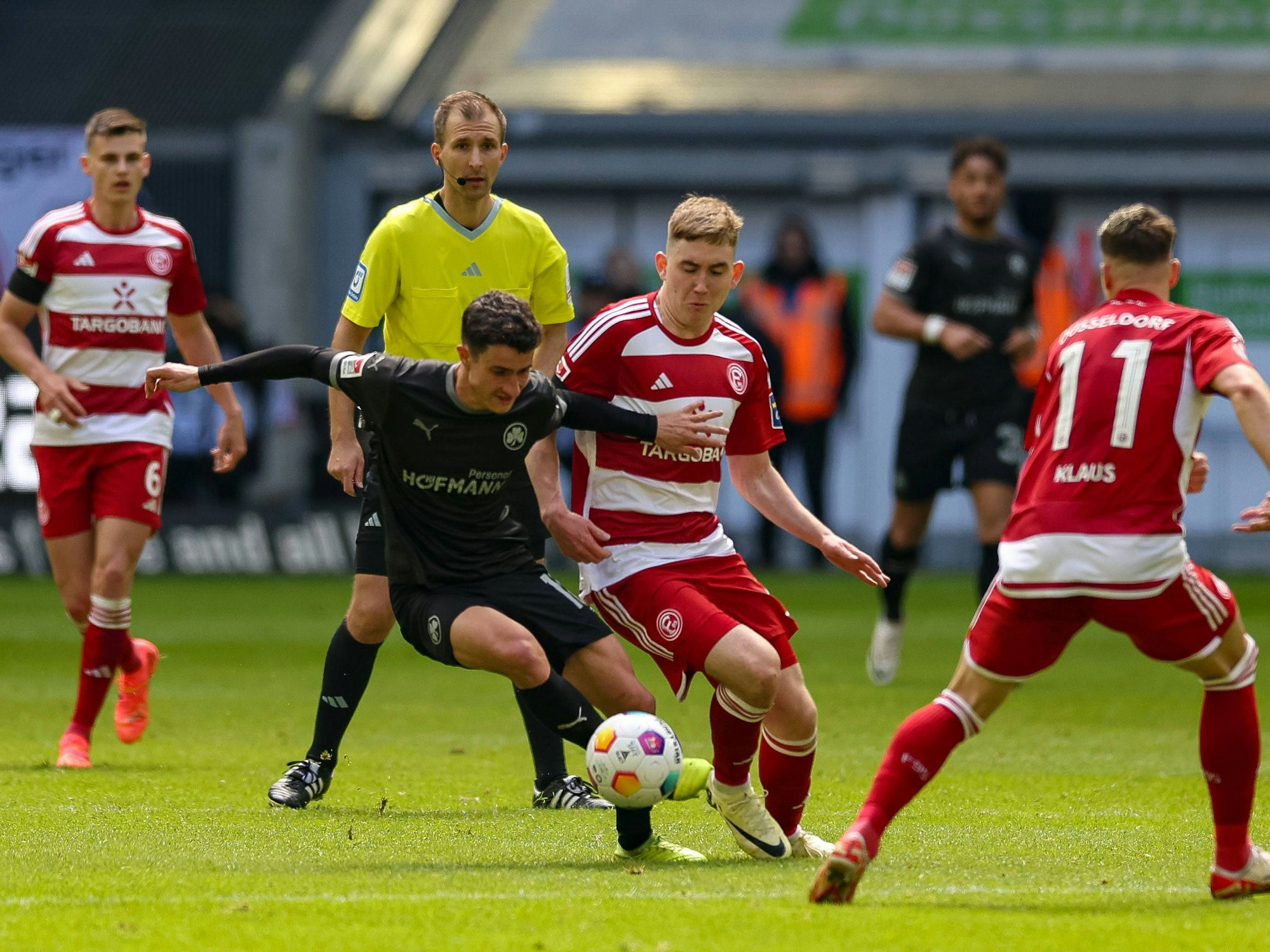 Marco Meyerhöfer von der SpVgg Greuther Fürth und Isak Bergmann Johannesson von Fortuna Düsseldorf im Kampf um den Ball.