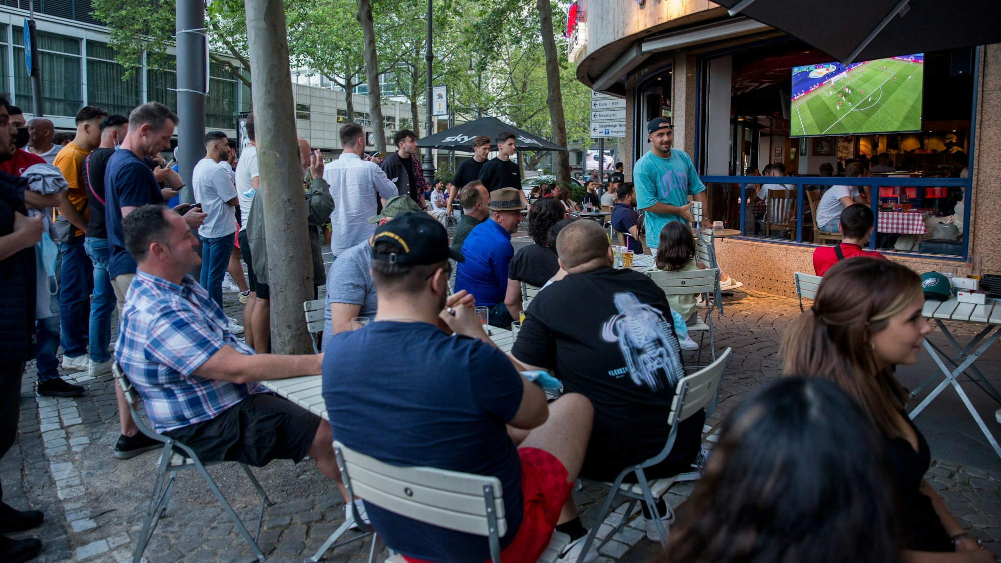 Fans beim Rudelgucken im „Joe Champs“ am Rudolfplatz.
