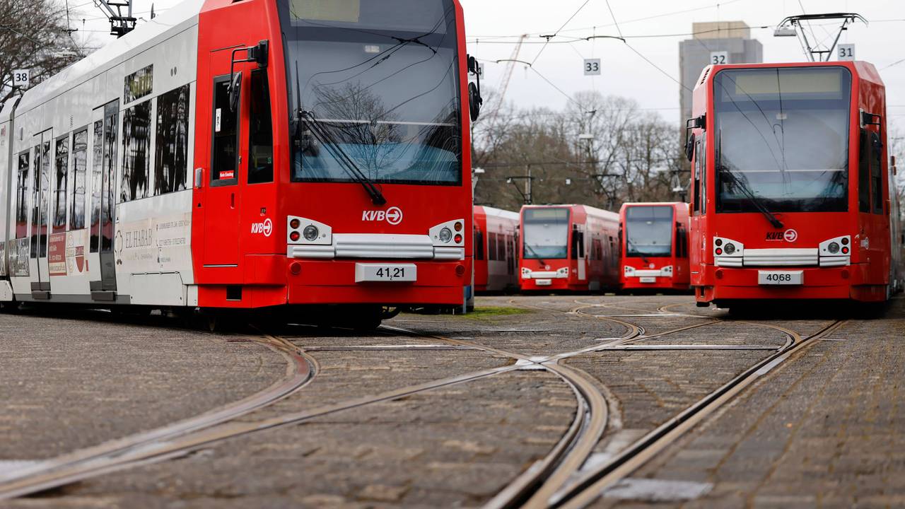 Bahnen der KVB stehen im Depot.