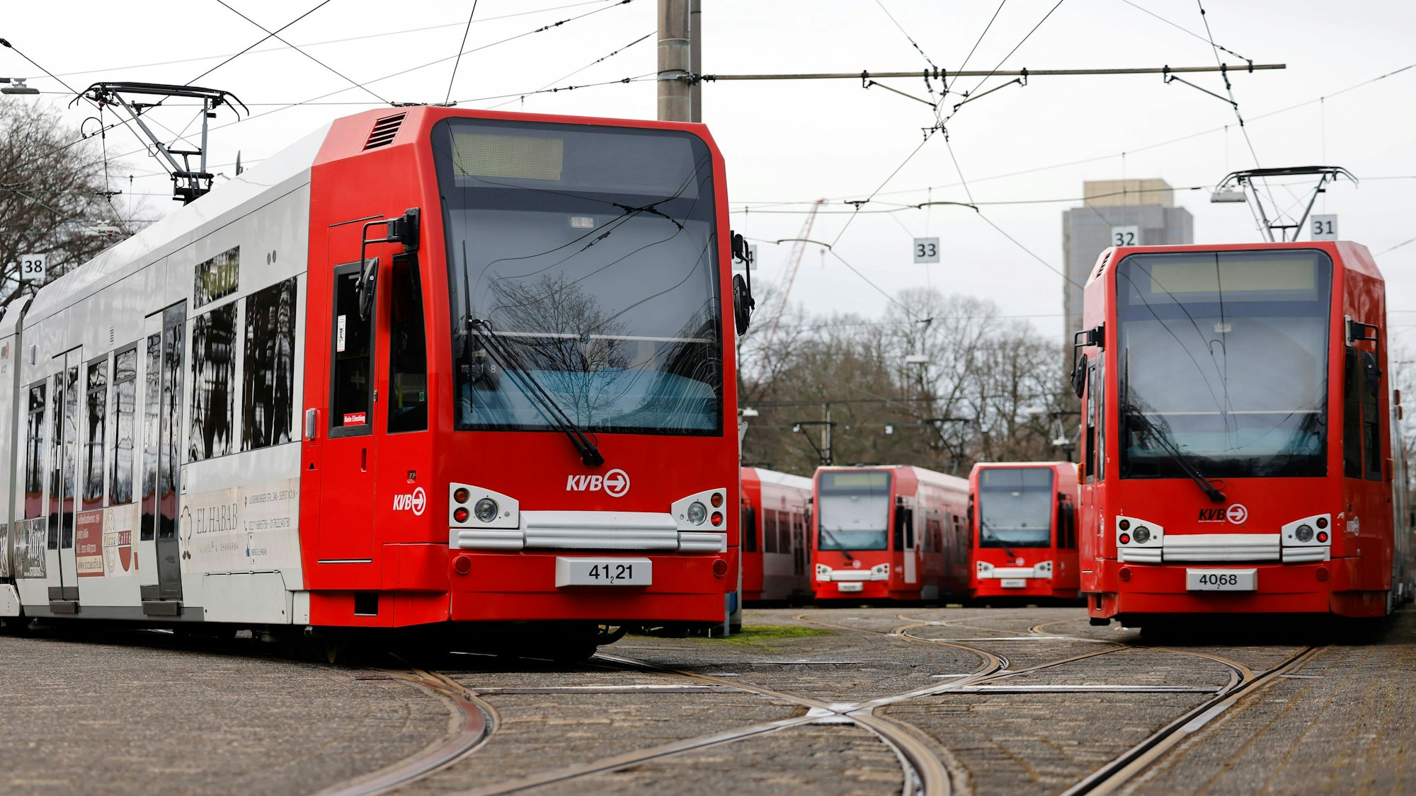 Bahnen der KVB stehen im Depot.