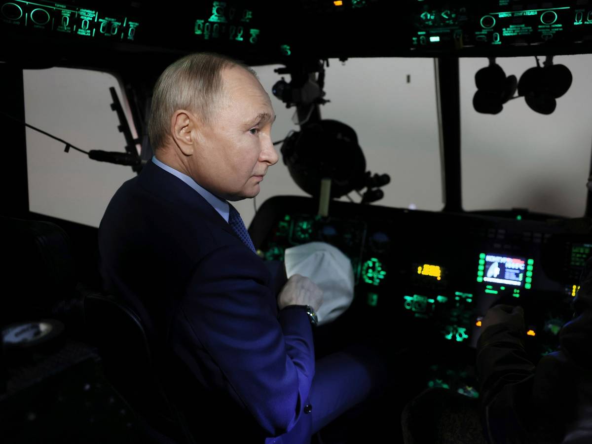 Auf diesem von der nationalen Nachrichtenagentur Sputnik via AP veröffentlichten Foto sitzt der russische Präsident Wladimir Putin Ende März 2024 im Cockpit eines Hubschraubers: Laut britischen Medien soll der Kreml britische Urlaubsflüge mit einem Störsender angegriffen haben.