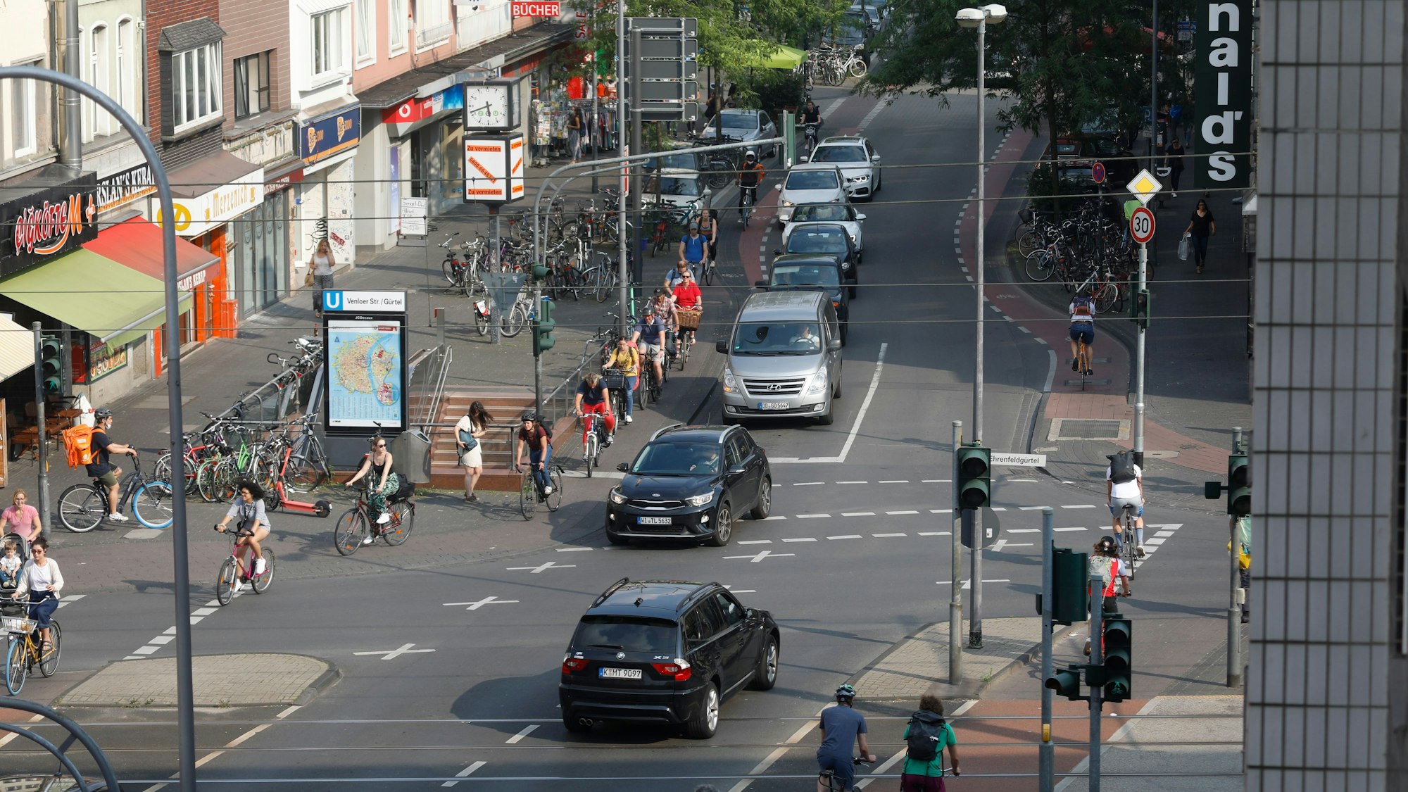 Das Foto zeigt die Kreuzung Ehrenfeldgürtel Ecke Venloer Straße.
