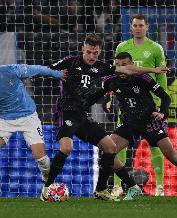 Daichi Kamada im Zweikampf mit Joshua Kimmich