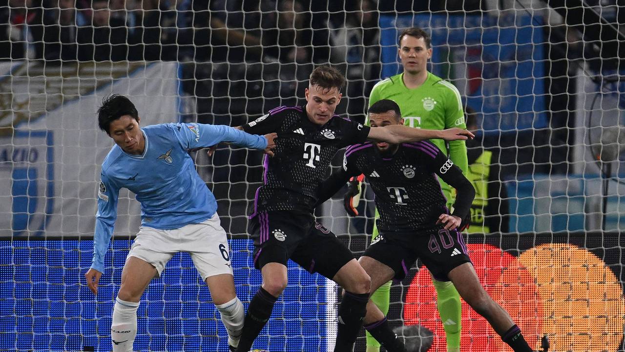 Daichi Kamada im Zweikampf mit Joshua Kimmich