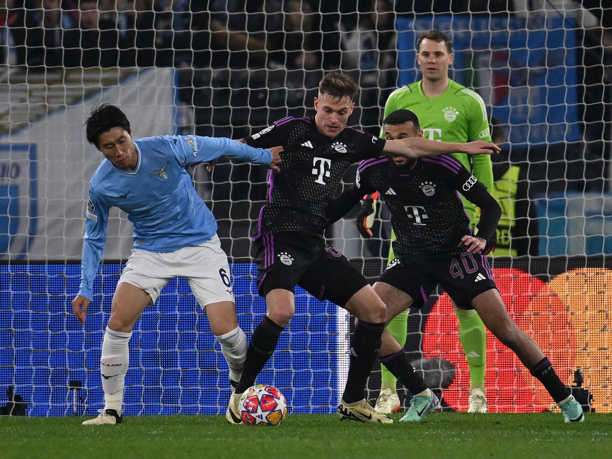 Daichi Kamada im Zweikampf mit Joshua Kimmich