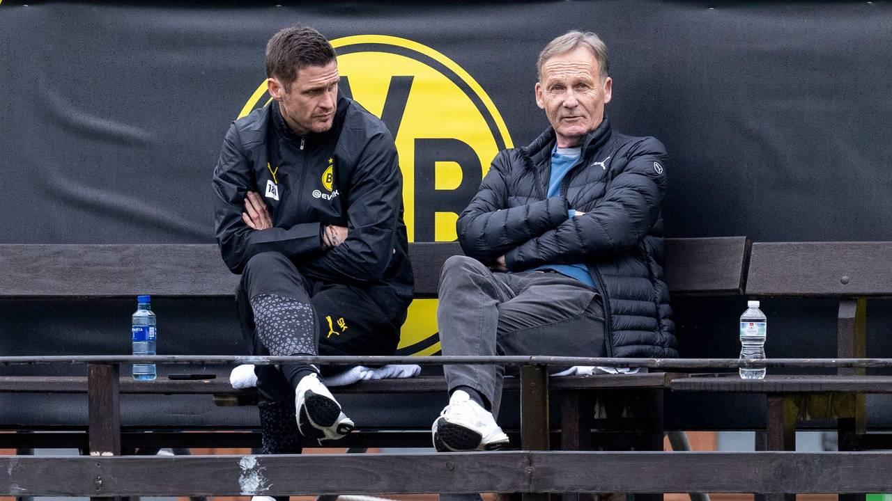 Hans-Joachim Watzke und Sebastian Kehl sitzen nebeneinander.