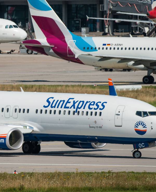 Ein Flugzeug der türkischen Fluggesellschaft SunExpress auf dem Rollfeld.
