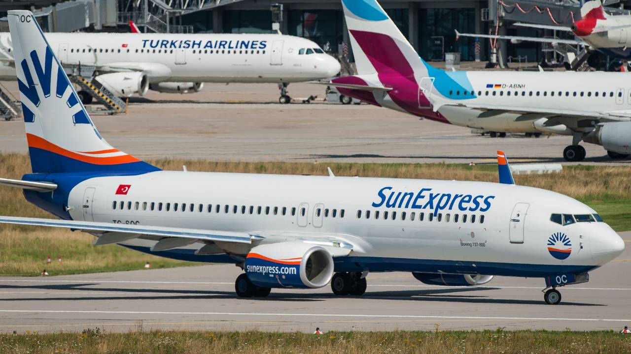 Ein Flugzeug der türkischen Fluggesellschaft SunExpress auf dem Rollfeld.