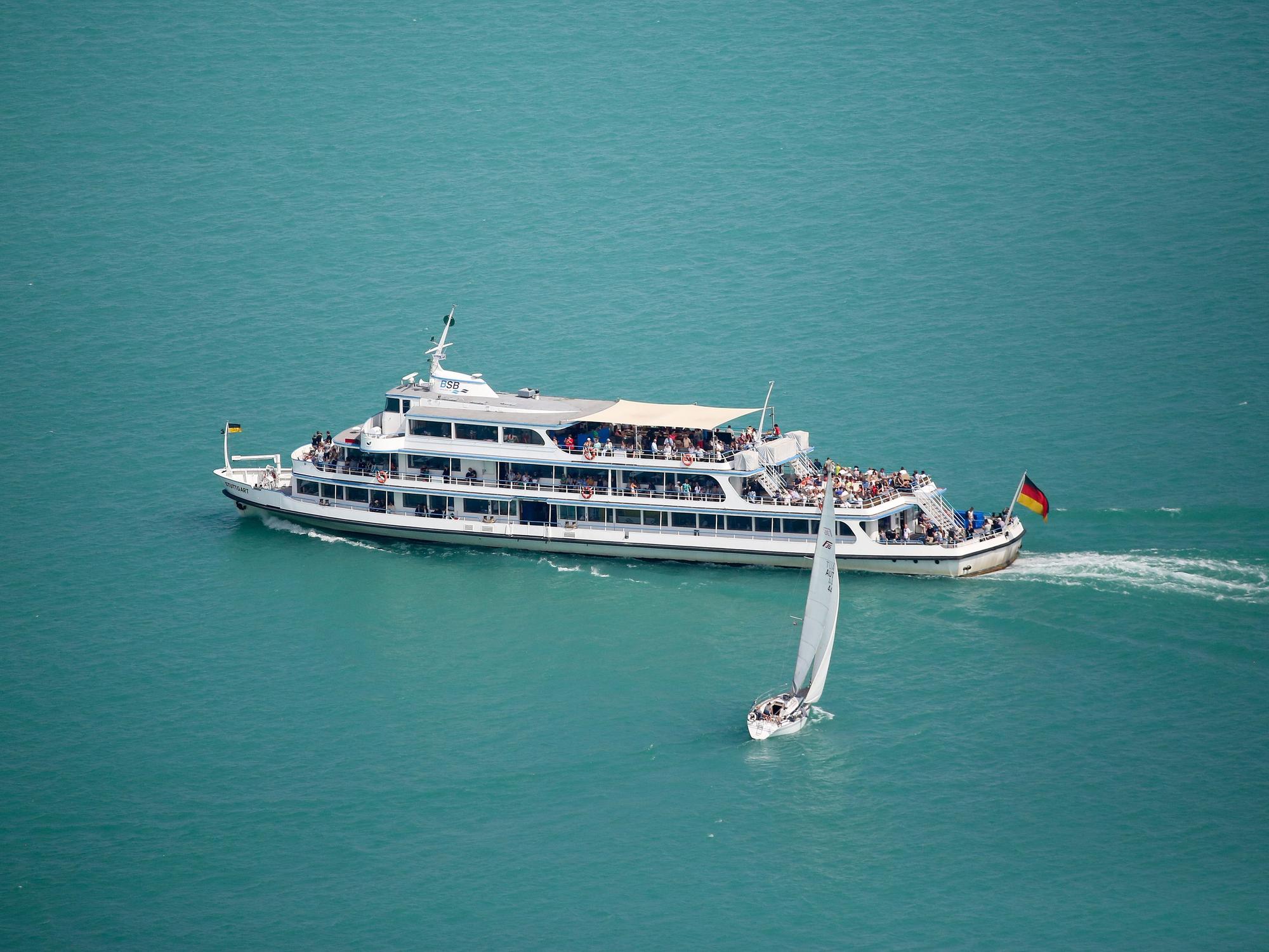 Ein Segelboot und das voll besetzte Motorschiff "Stuttgart" sind auf dem Bodensee unterwegs