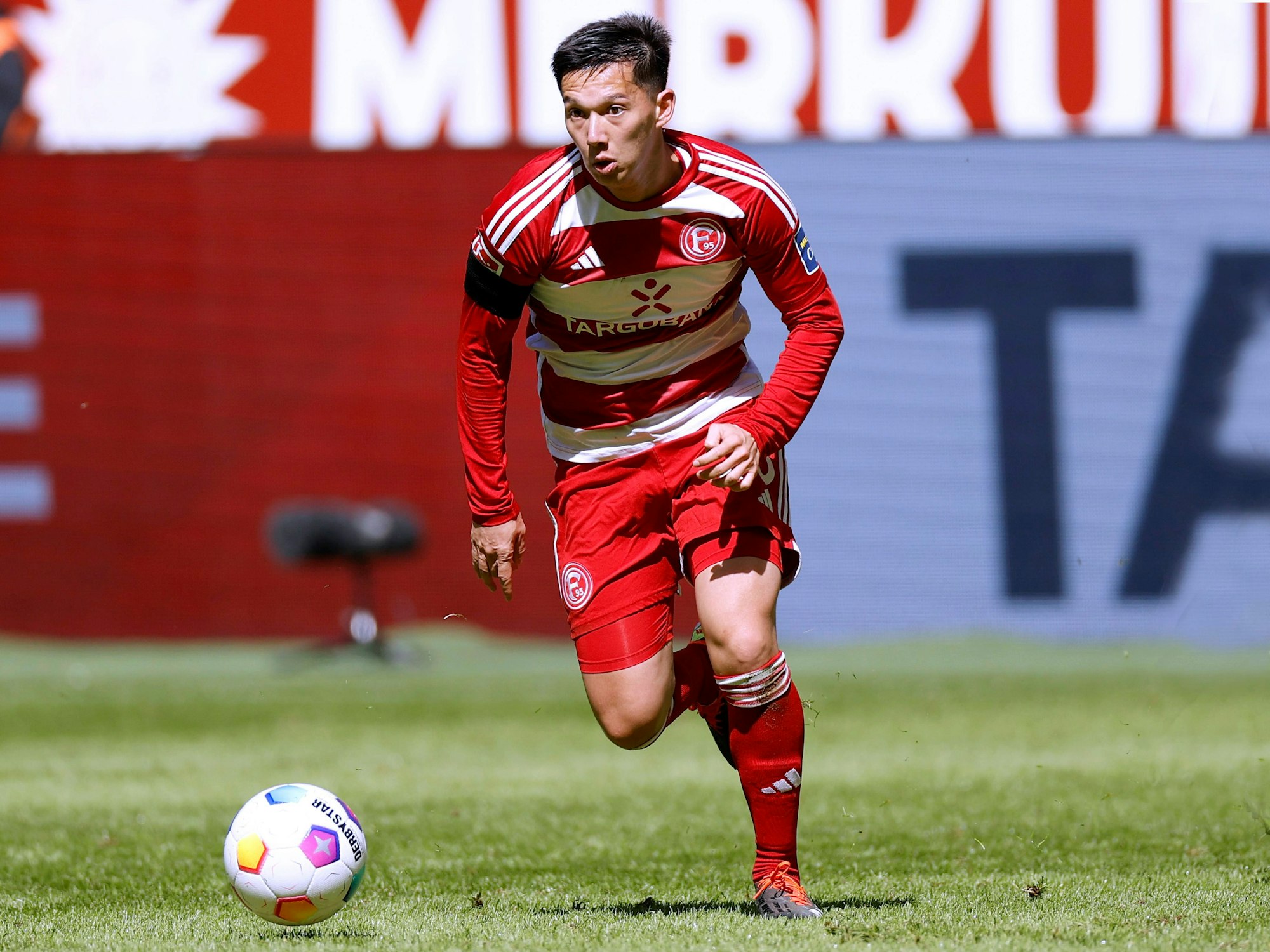 Fortuna Düsseldorfs Shinta Appelkamp führt den Ball im Spiel gegen Greuther Fürth.