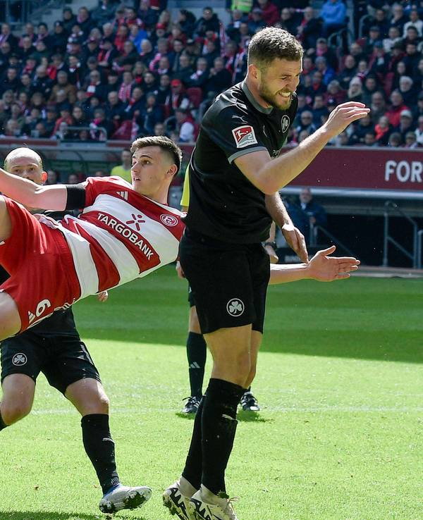 Fortuna Düsseldorfs Yannik Engelhardt schießt den Ball im Spiel gegen die SpVgg Greuther Fürth per Seitfallzieher aufs Tor.