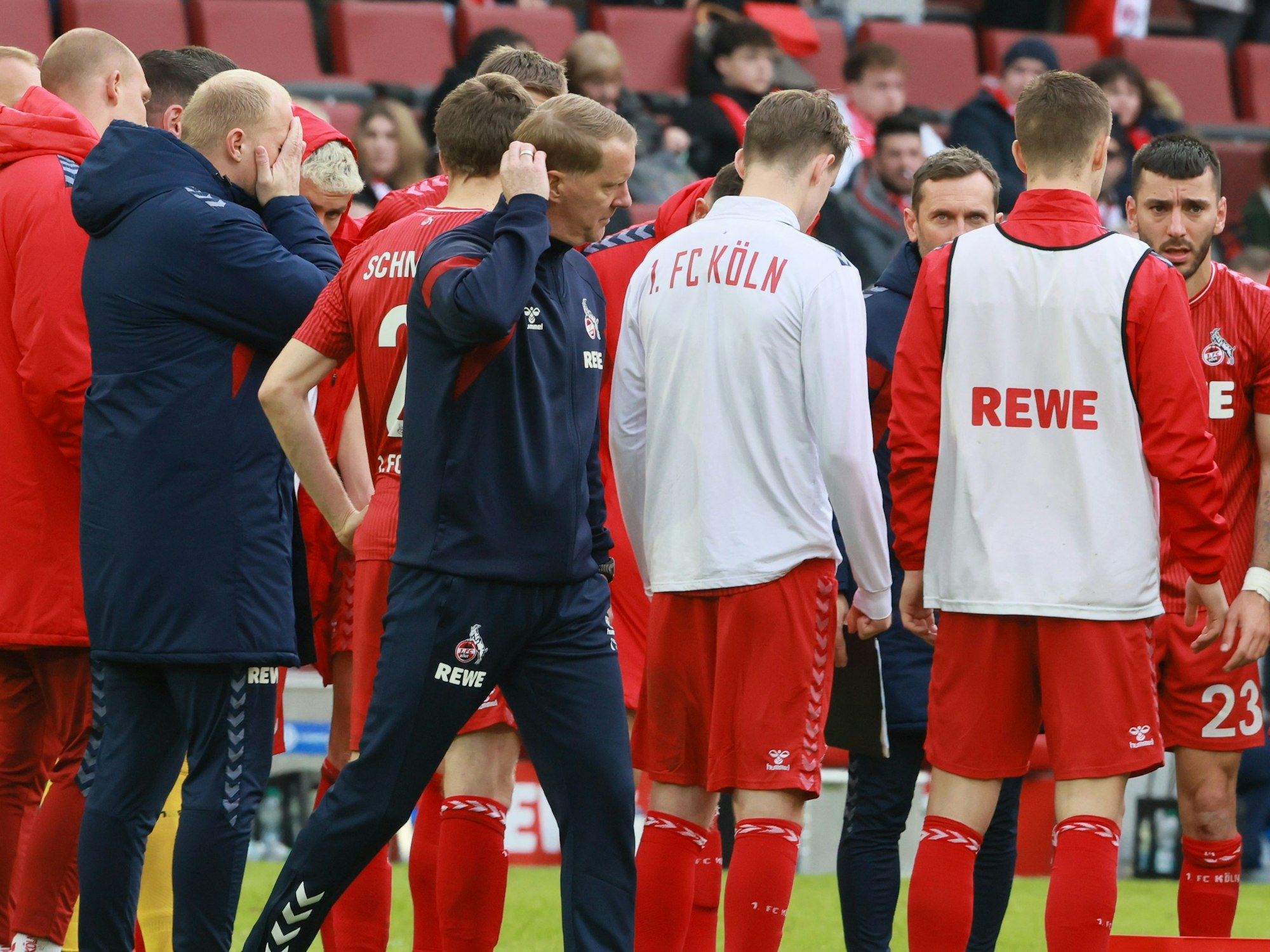 1. FC Köln gegen SV Darmstadt 98: Timo Schultz (1. FC Köln) nach der Niederlage vor dem Mannschaftskreis.