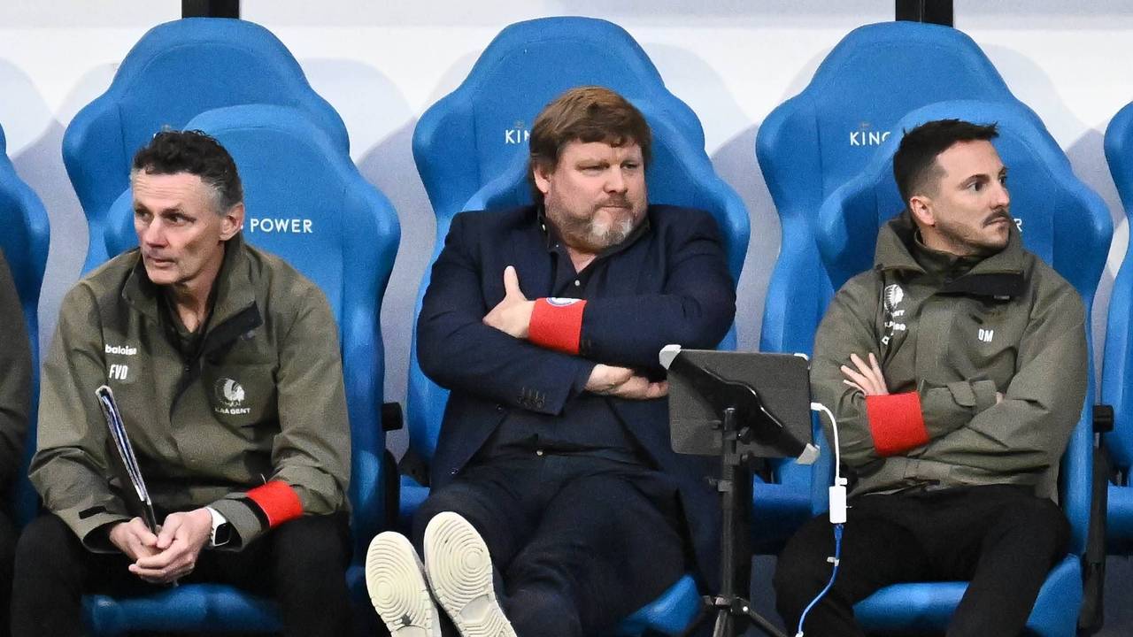 Hein Vanhaezebrouck sitzt auf der Trainerbank.