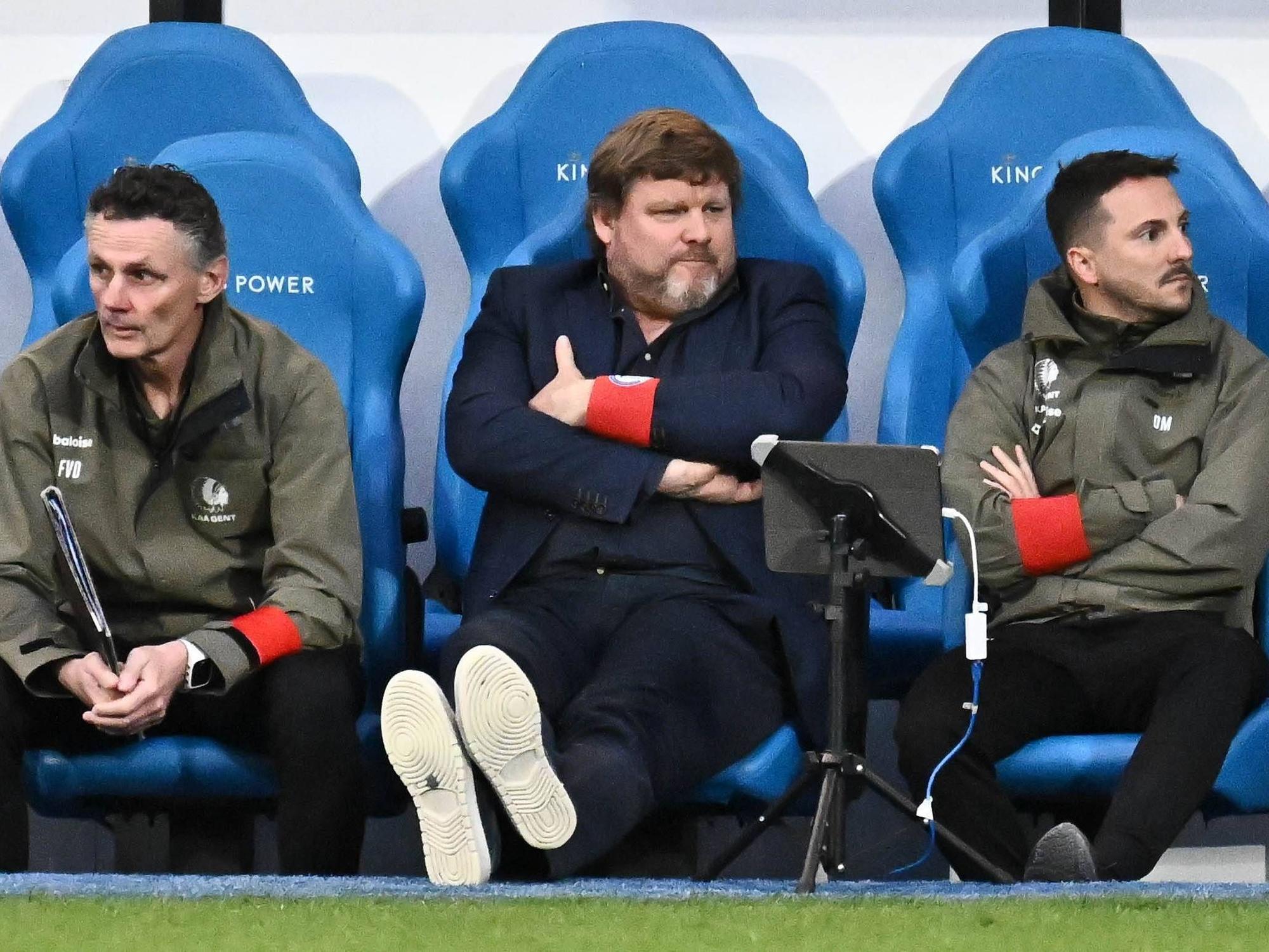 Hein Vanhaezebrouck sitzt auf der Trainerbank.