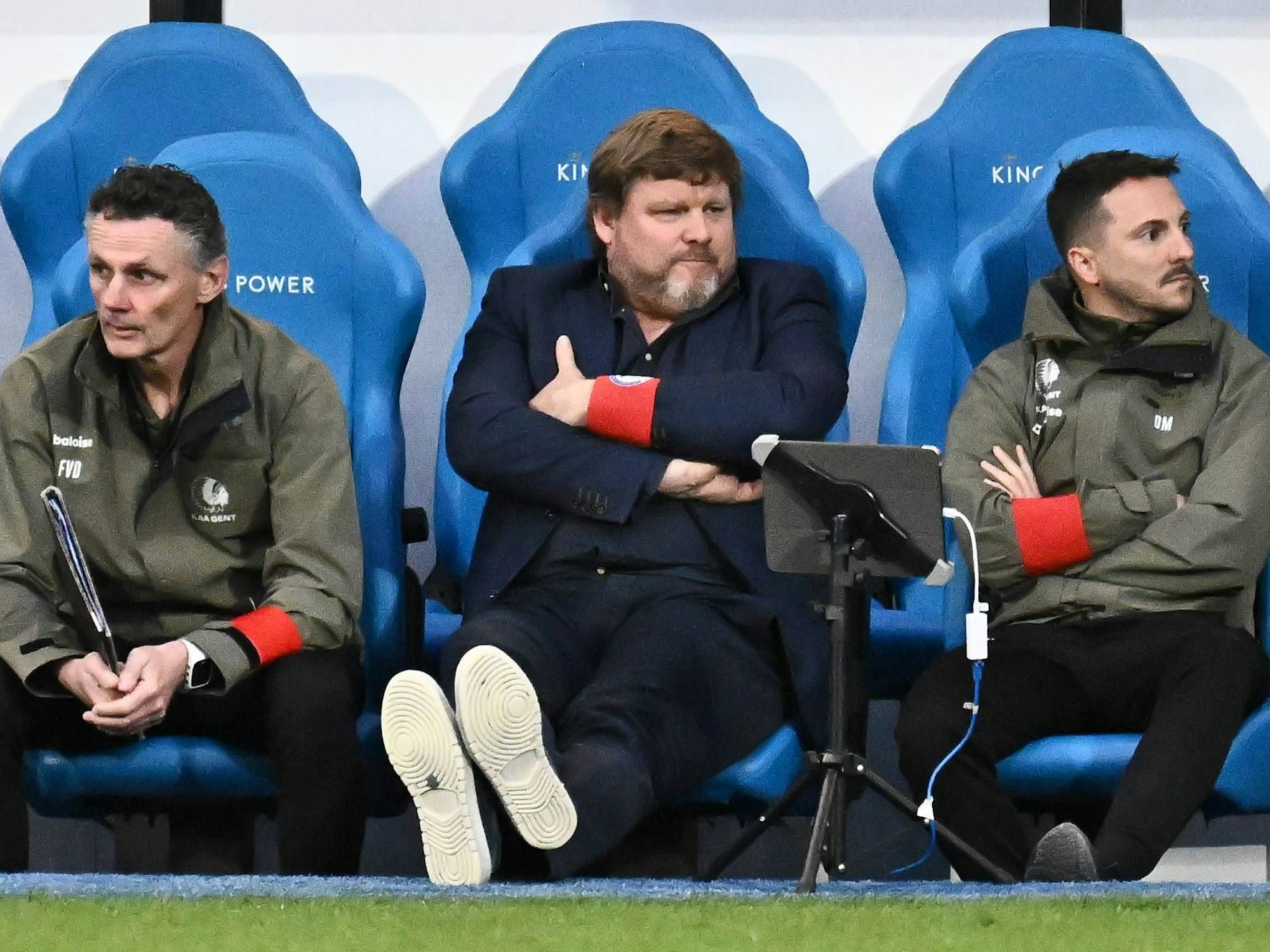 Hein Vanhaezebrouck sitzt auf der Trainerbank.