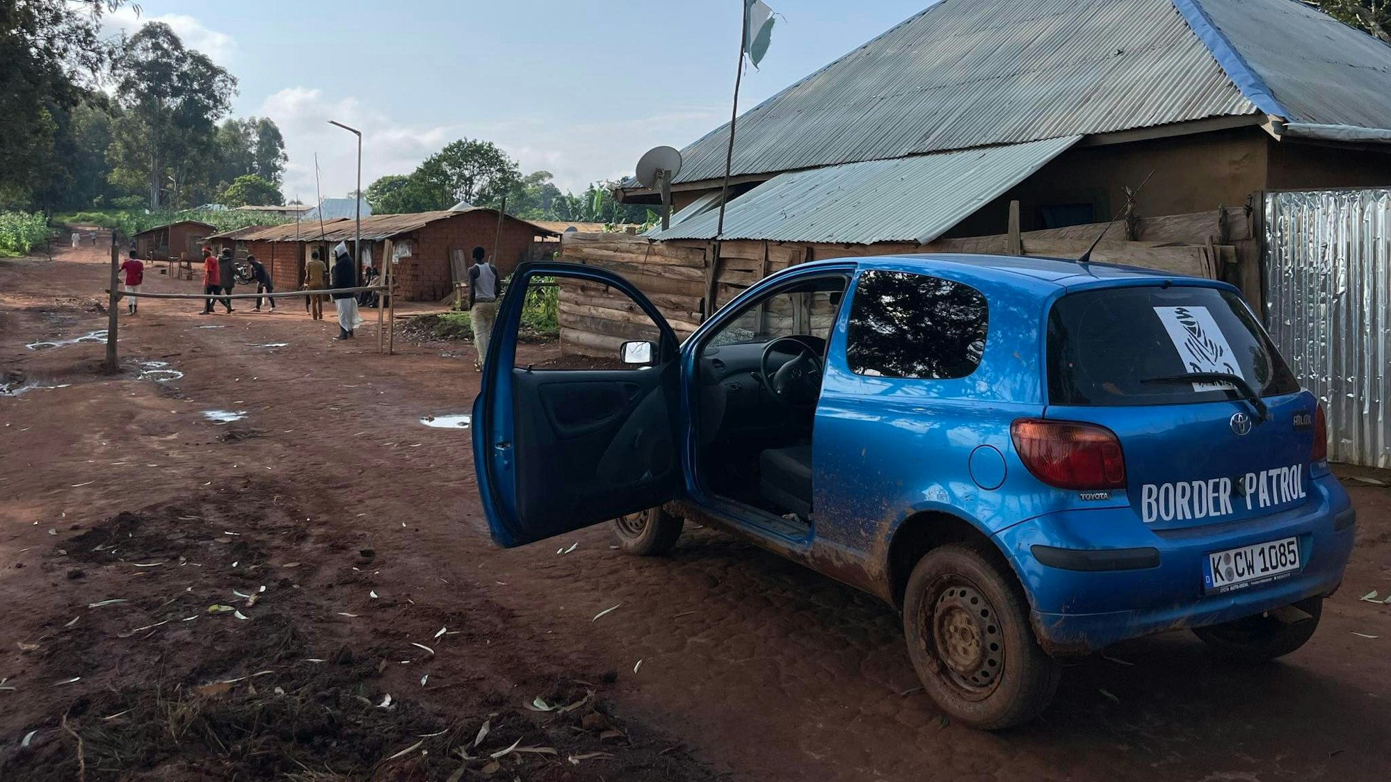 Ein blauer Toyota mit Kölner Kennzeichen